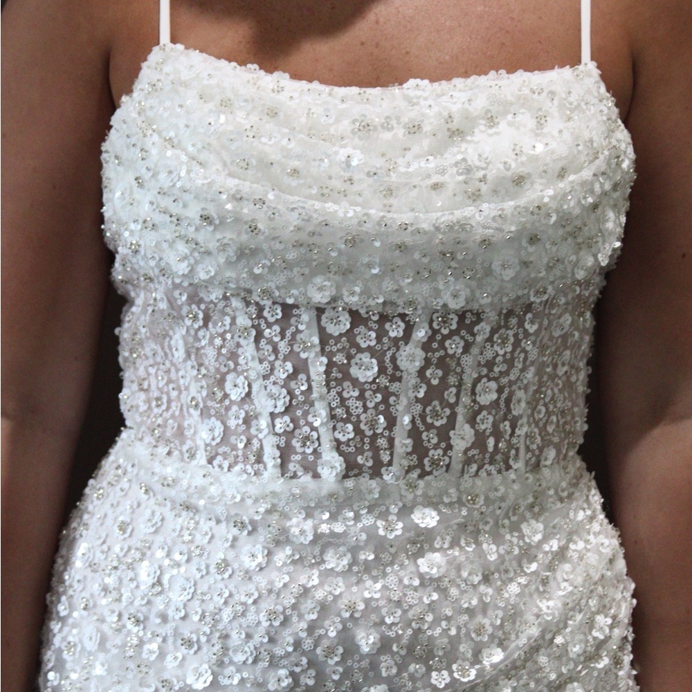 Elegant White Lace Gown - image 3